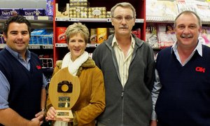 Vlnr is Gideon Jansen van Vuuren, Linda Kloppers (wenner), Christo Wessels (voorsitter) en Chris van Rensburg tydens die oorhandiging van die Gansbaai OK Foods Wissel Trofee aan Linda.
